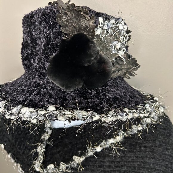 Stand-out black hat, scarf, & gloves - Picture 6 of 9